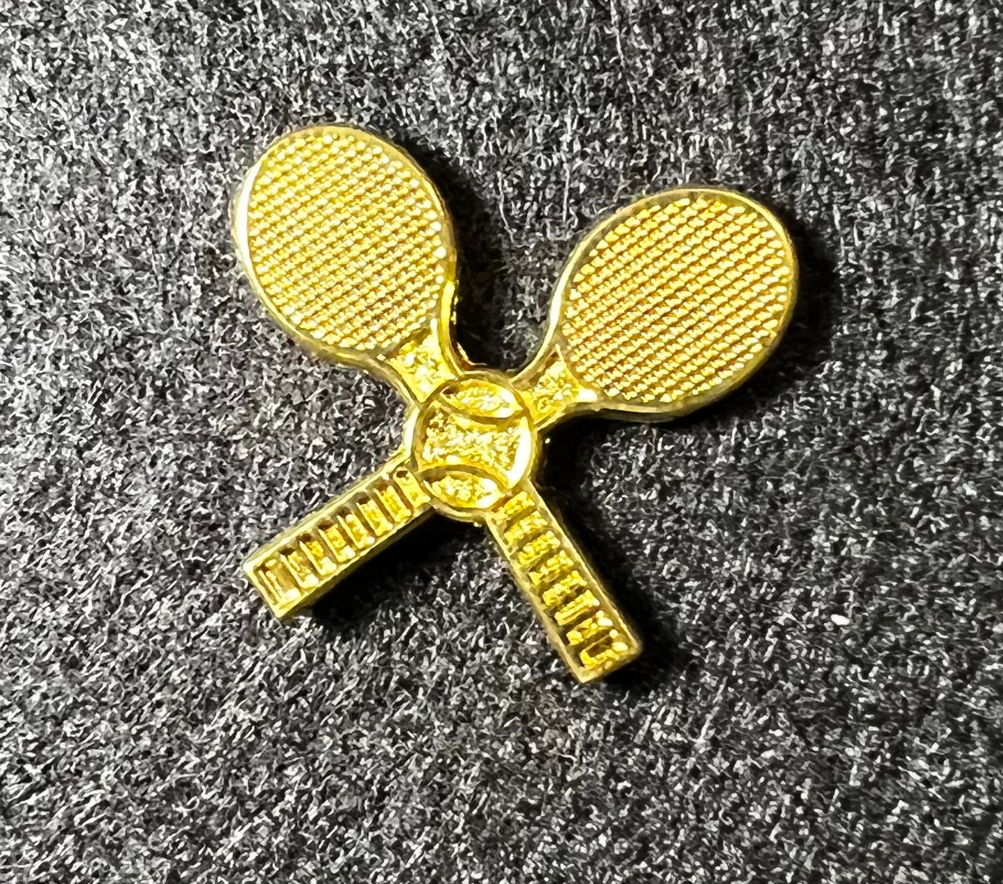 Golden Tennis Rackets Enamel Pin – Sporty Collectible Accessory 🎾